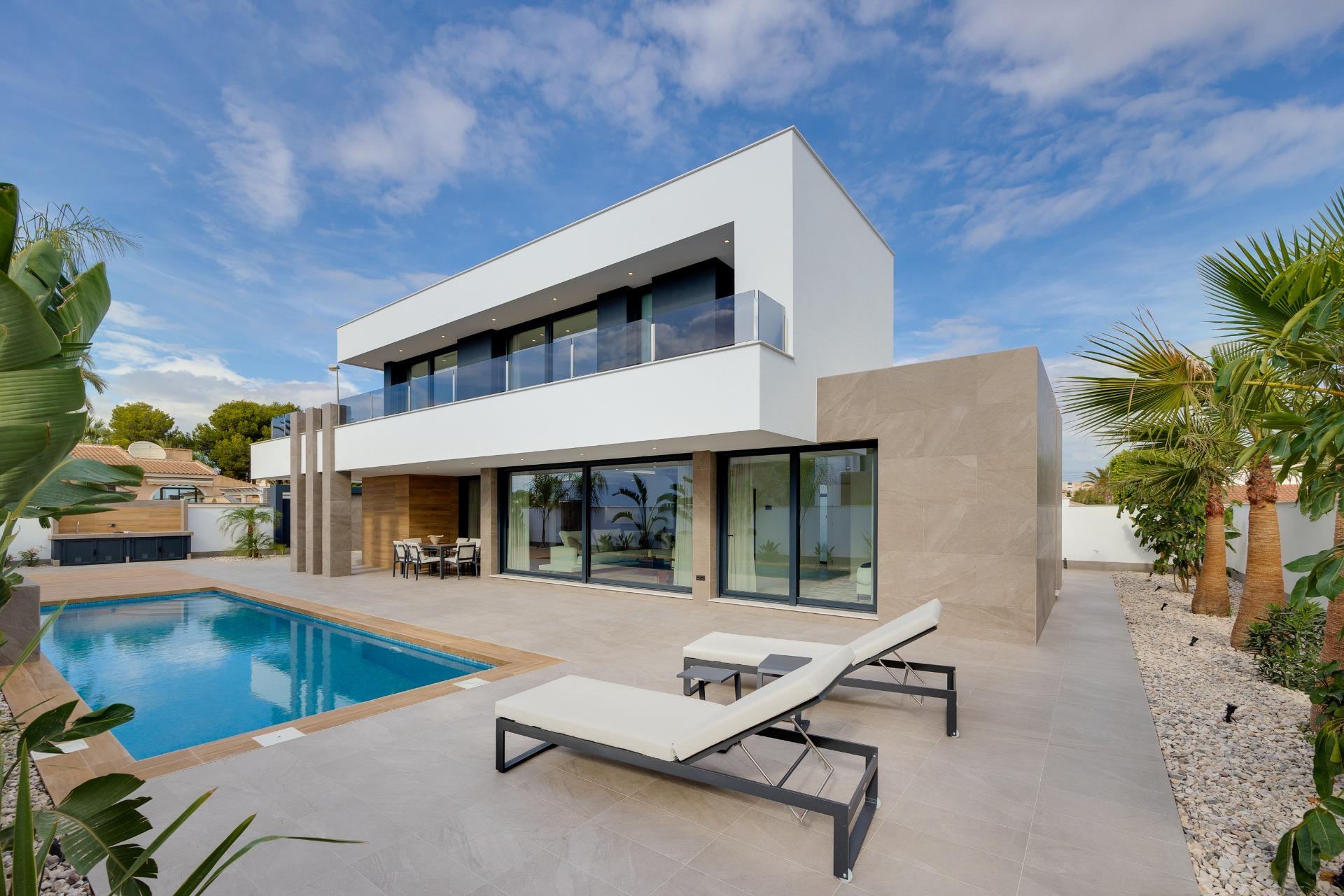 VILLA DE LUJO EN CIUDAD QUESADA CON 500M2 DE PARCELA. 3 DORM. 3 BAÑOS. 1 ASEO. PISCINA PRIVADA.