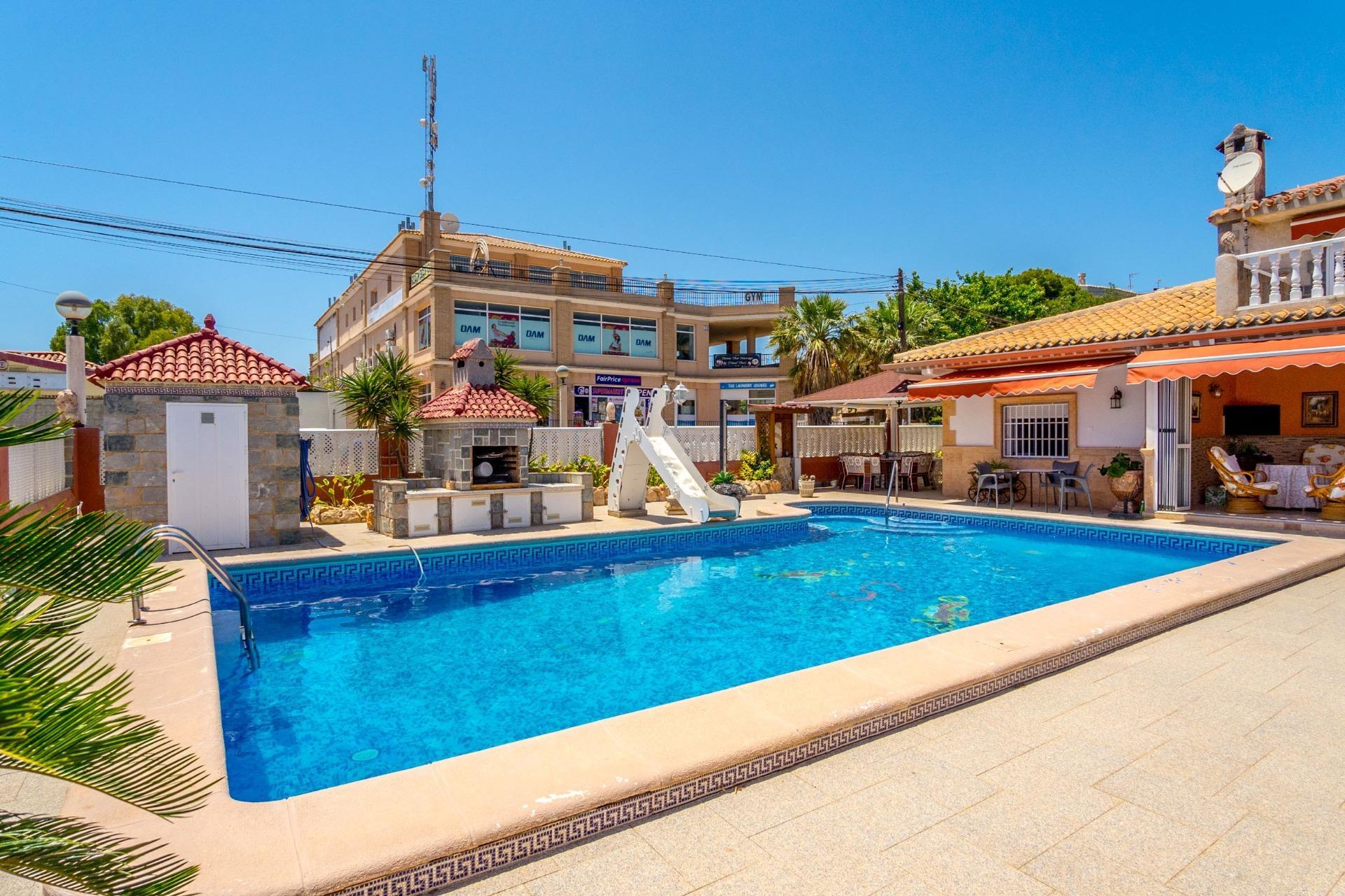 CHALET ADOSADO EN LA REGIA, CABO ROIG ( CAMPOAMOR )