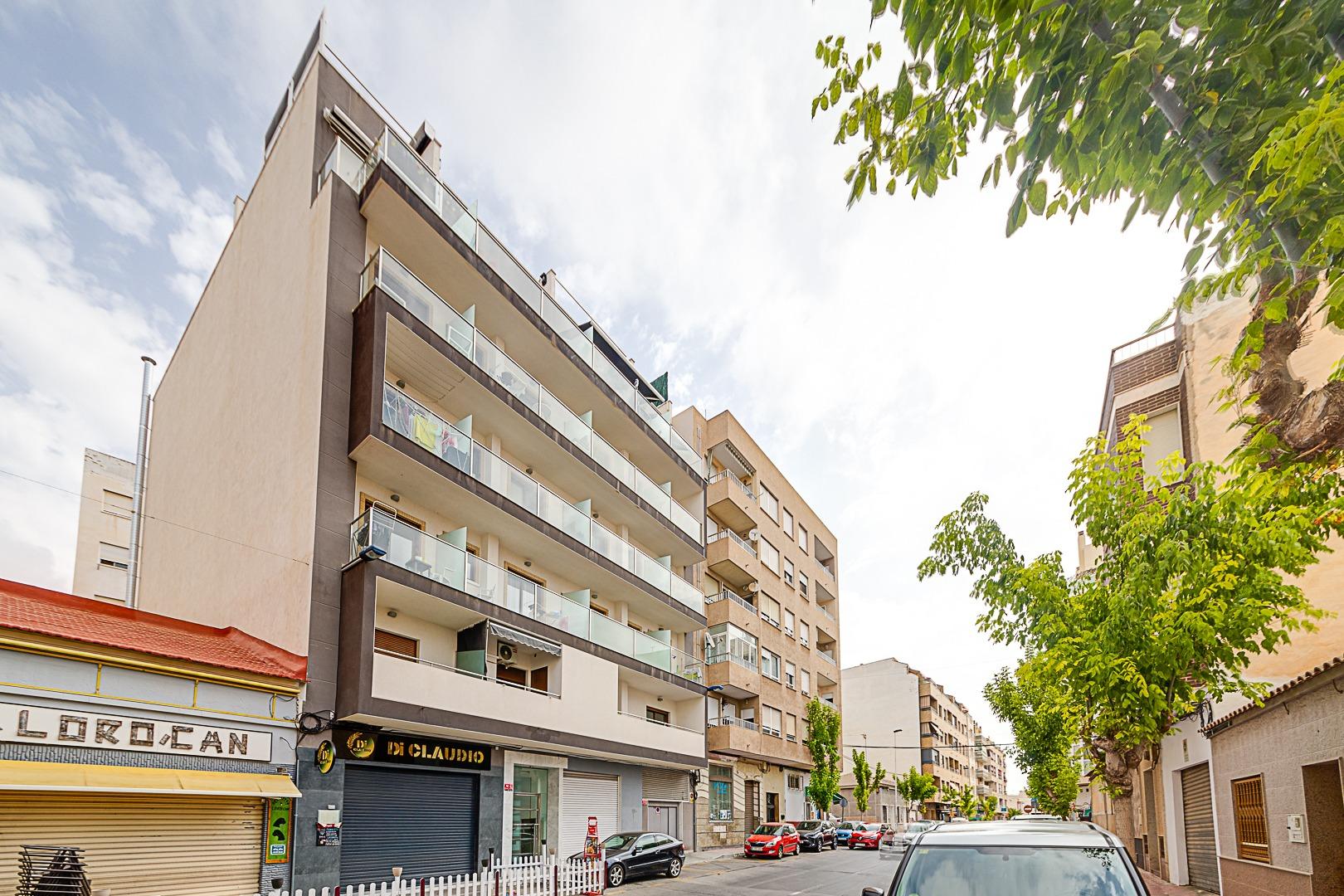 APARTAMENTO EN CENTRO DE TORREVIEJA ( ALICANTE) DE 2 HABITACIONES 2 BAÑOS, PLAZA DE GARAJE