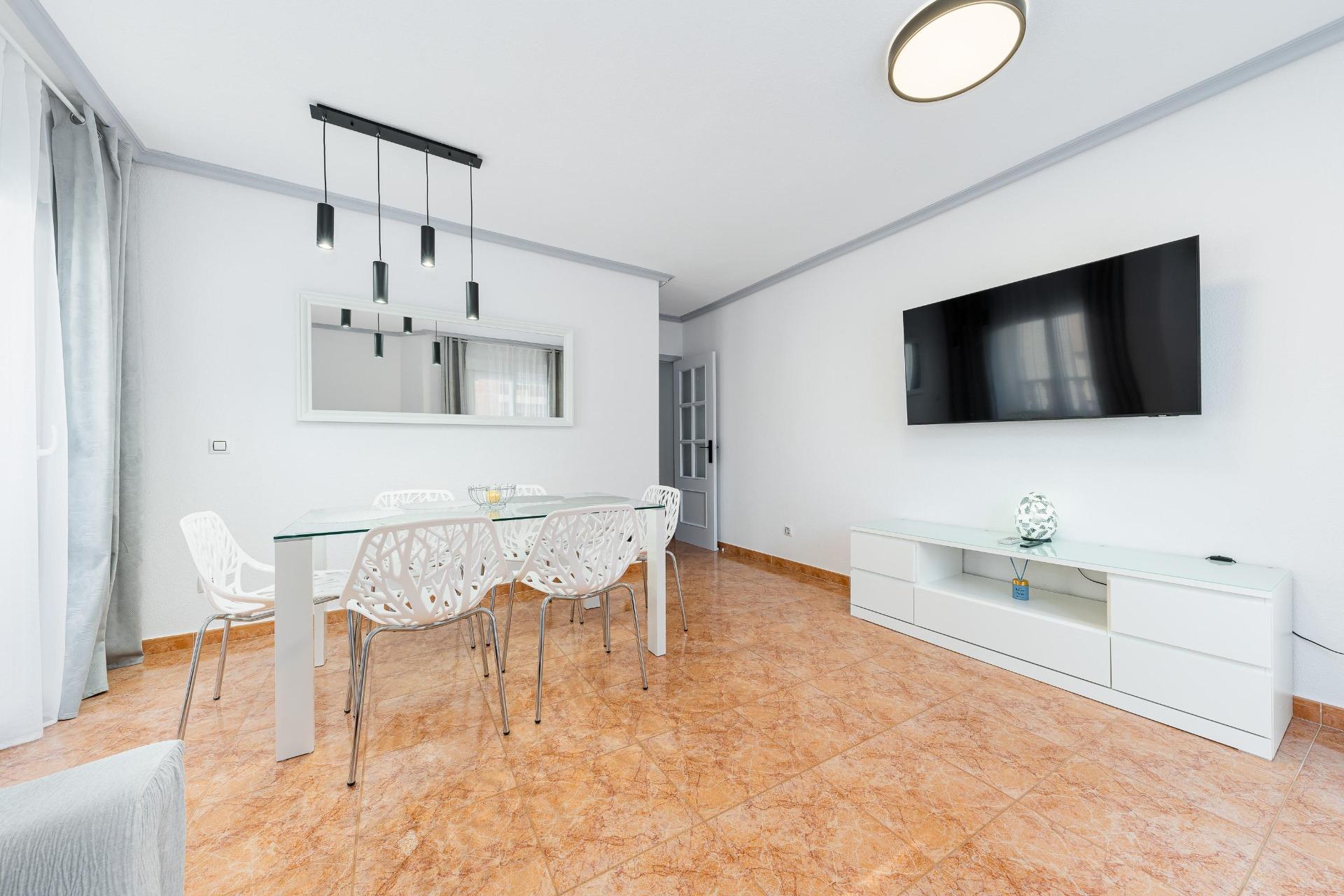REFORMADO APARTAMENTO DE 3 HABITACIONES. 2 BAÑOS. 102 M2. PLAYA A 200 M. LICENCIA TURISTICA.