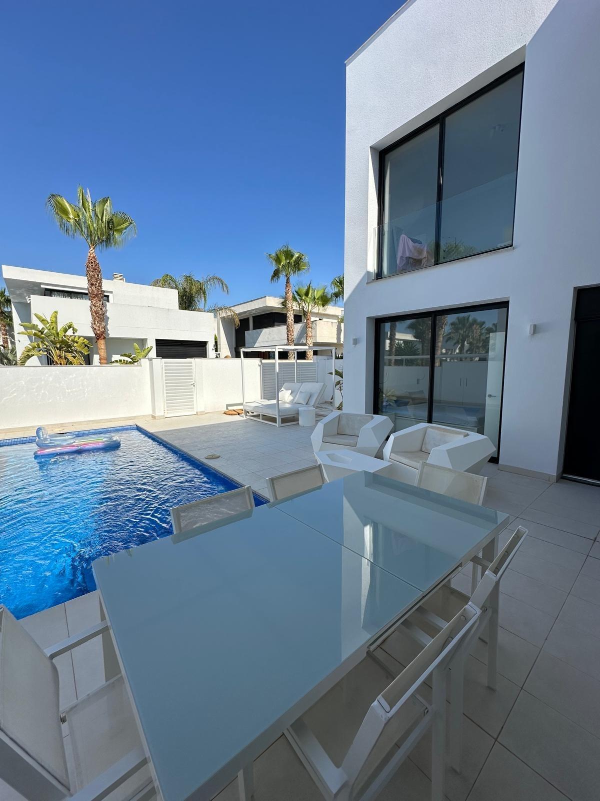 Villa independiente de 3 habitaciones con piscina privada en Ciudad Quesada (Torrevieja) Alicante