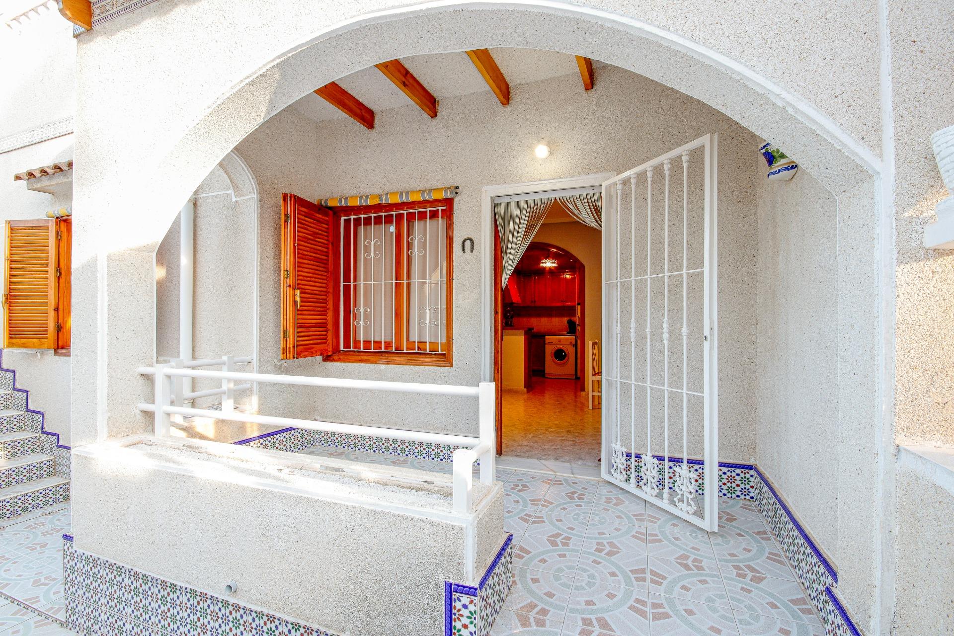 BUNGALOW DE 2 HABITACIONES 1 BAÑO, TERRAZA EN URB.LOS ALTOS (TORREVIEJA) ALICANTE