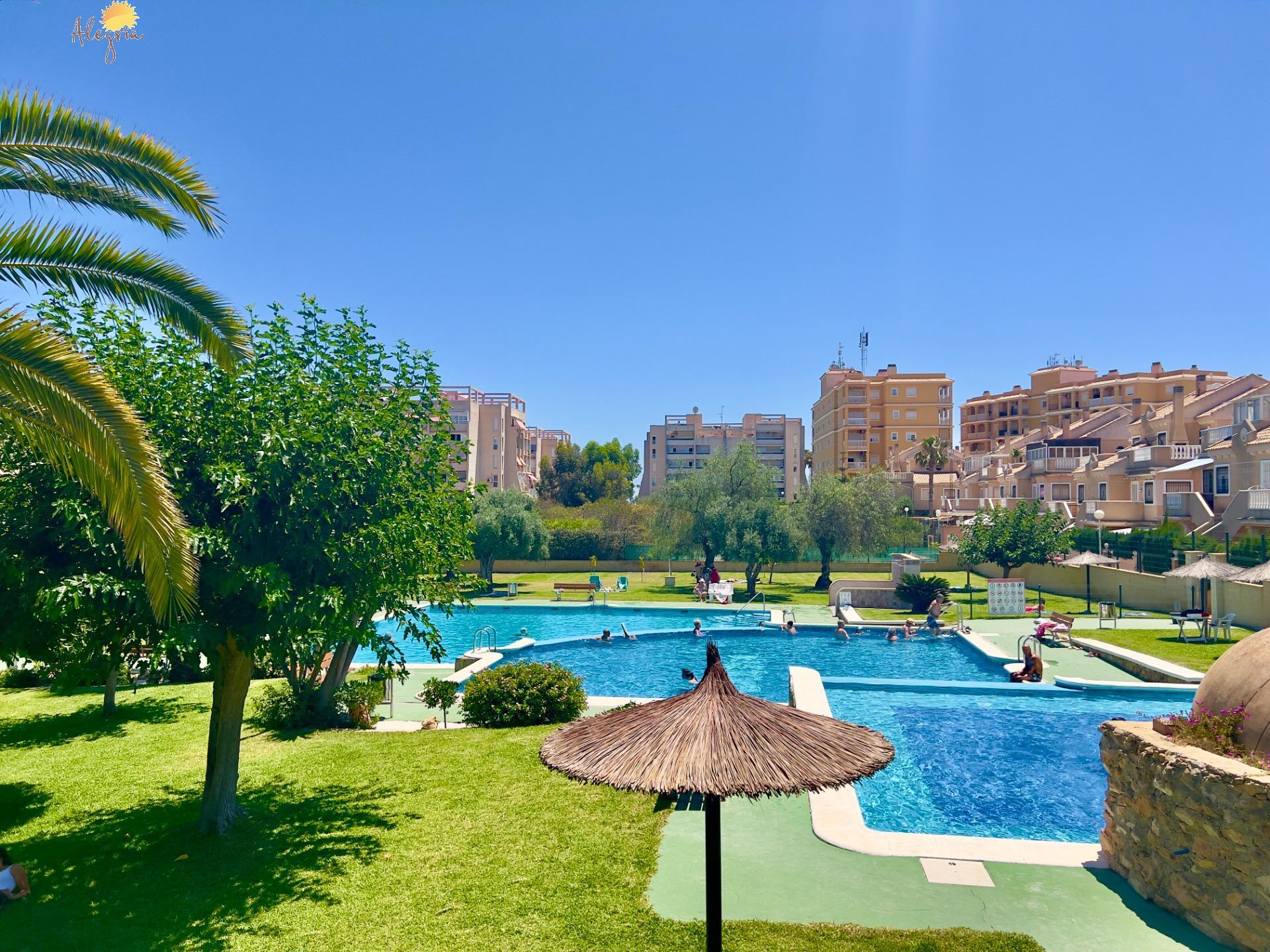 ¡OPORTUNIDAD! ADOSADO TODO EXTERIOR CON IMPRESIONANTE TERRAZA, 2 PLAZAS DE PARKING + PISCINA