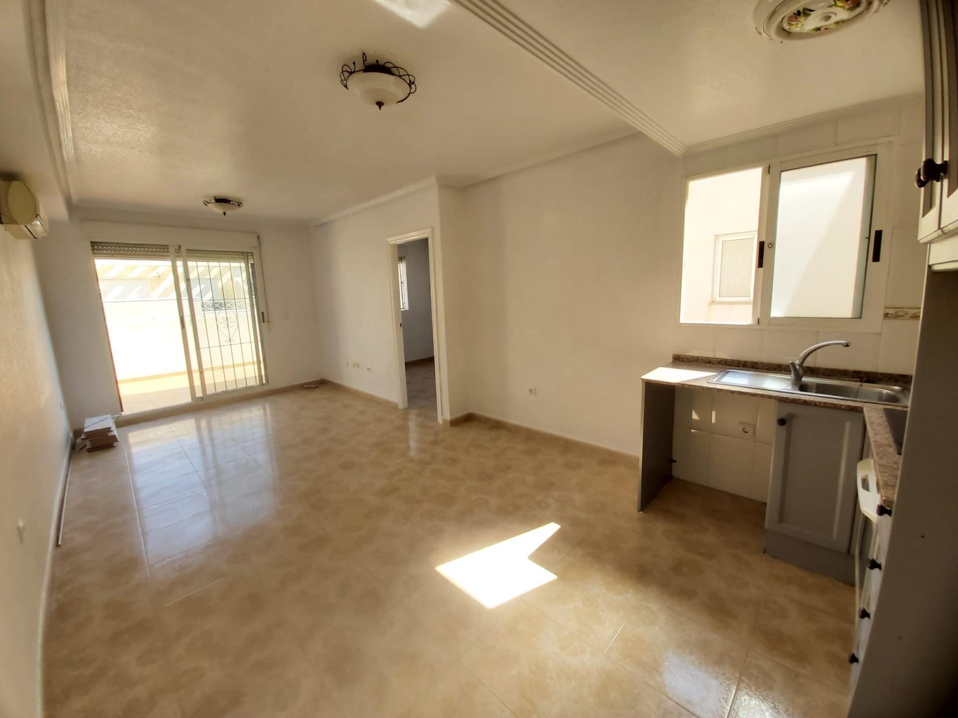 AMPLIO ATICO EN TORREVIEJA DE 2 HABITACIONES  CON TERRAZA DESCUBIERTA DE 22 M2, PISCINA Y GARAJE.
