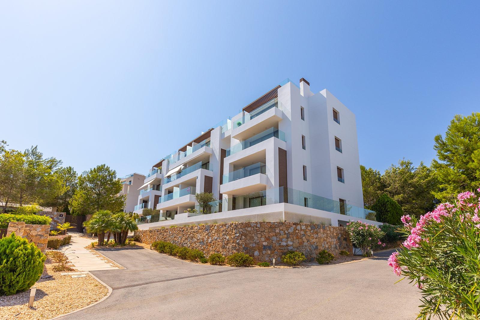 ATICO CON SOLARIUM PRIVADO. 2 DORM. 2BAÑOS. LAS COLINAS EN ORIHUELA COSTA (ALICANTE)