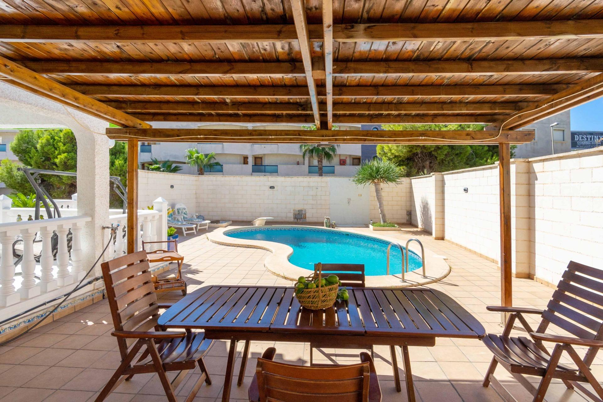CHALET INDEPENDIENTE CON PISCINA Y GARAJE CERCA DE LA PLAYA EN LA ZENIA