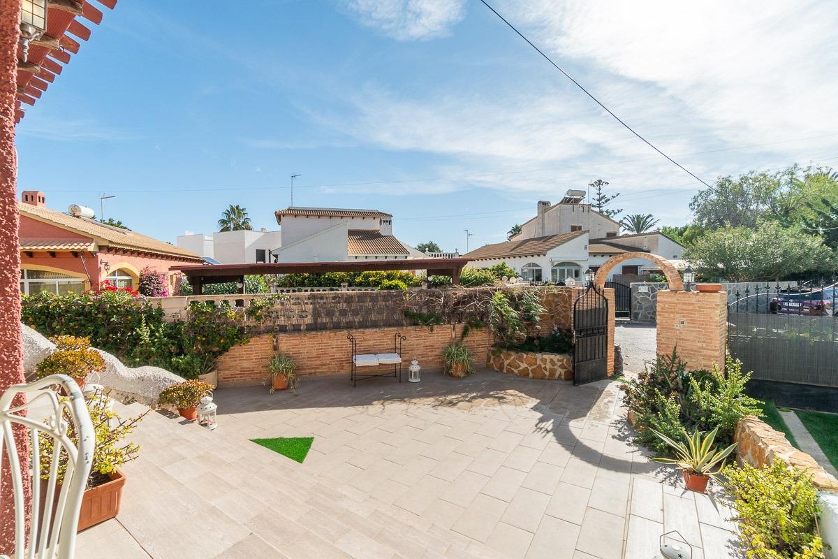 Chalet pareado en Punta Prima (Orihuela costa)