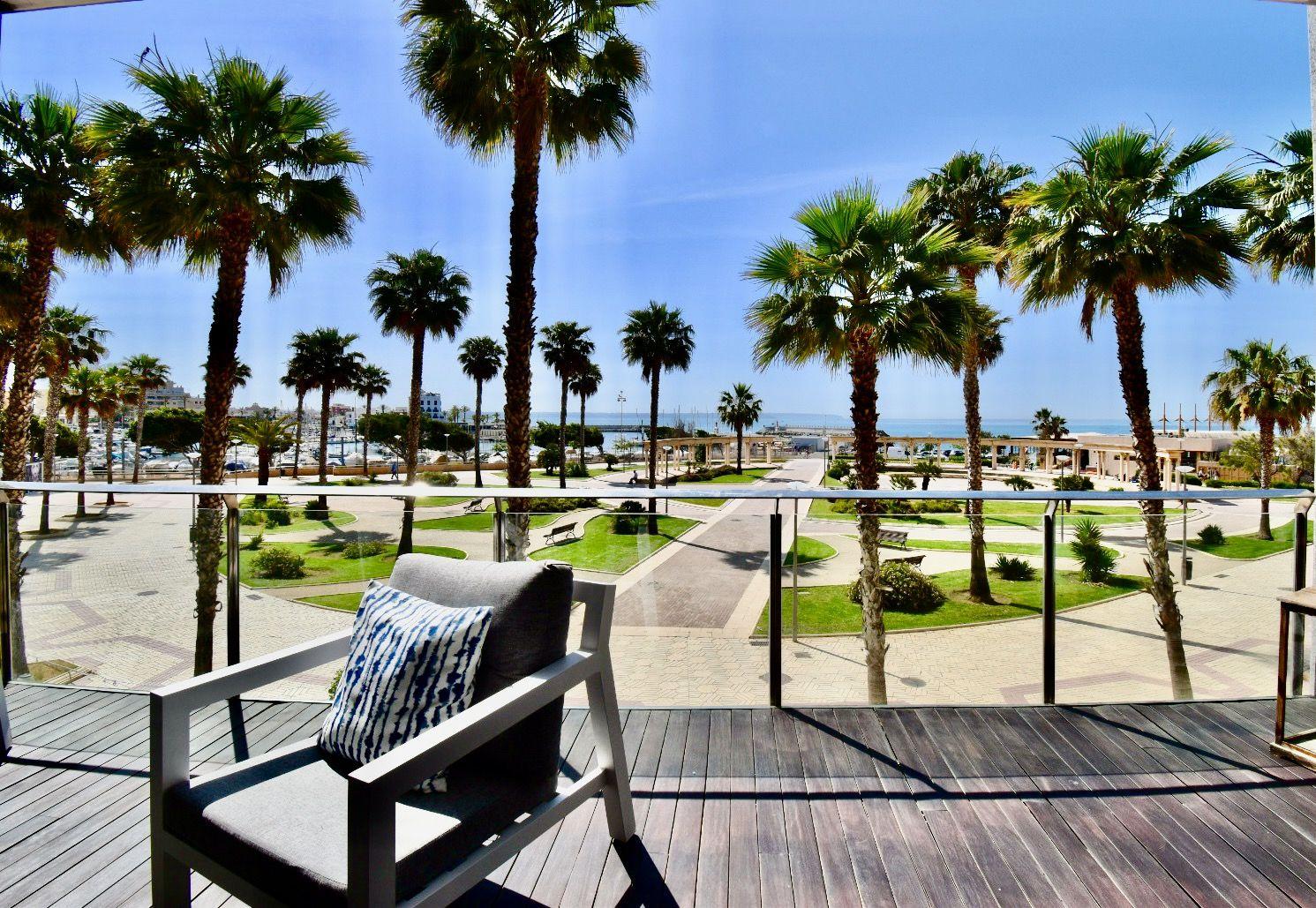 Beautiful frontline apartment in highly sought after area