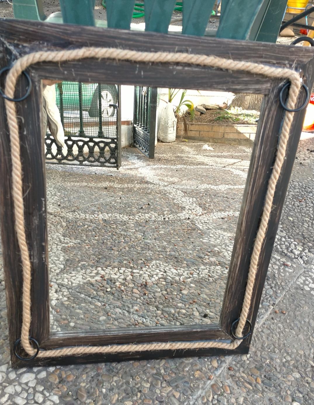 Se vende cuadros y espejos 5€ cada uno, para adornar viviend