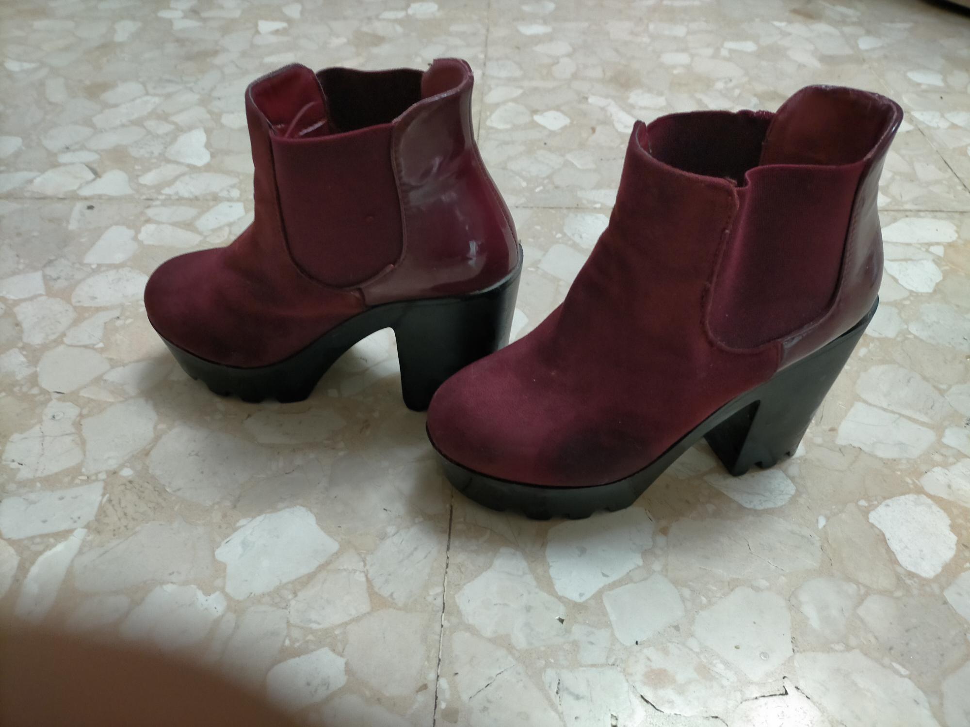 Se vende, a 5€, Botines número 35, color burdeos, plataforma