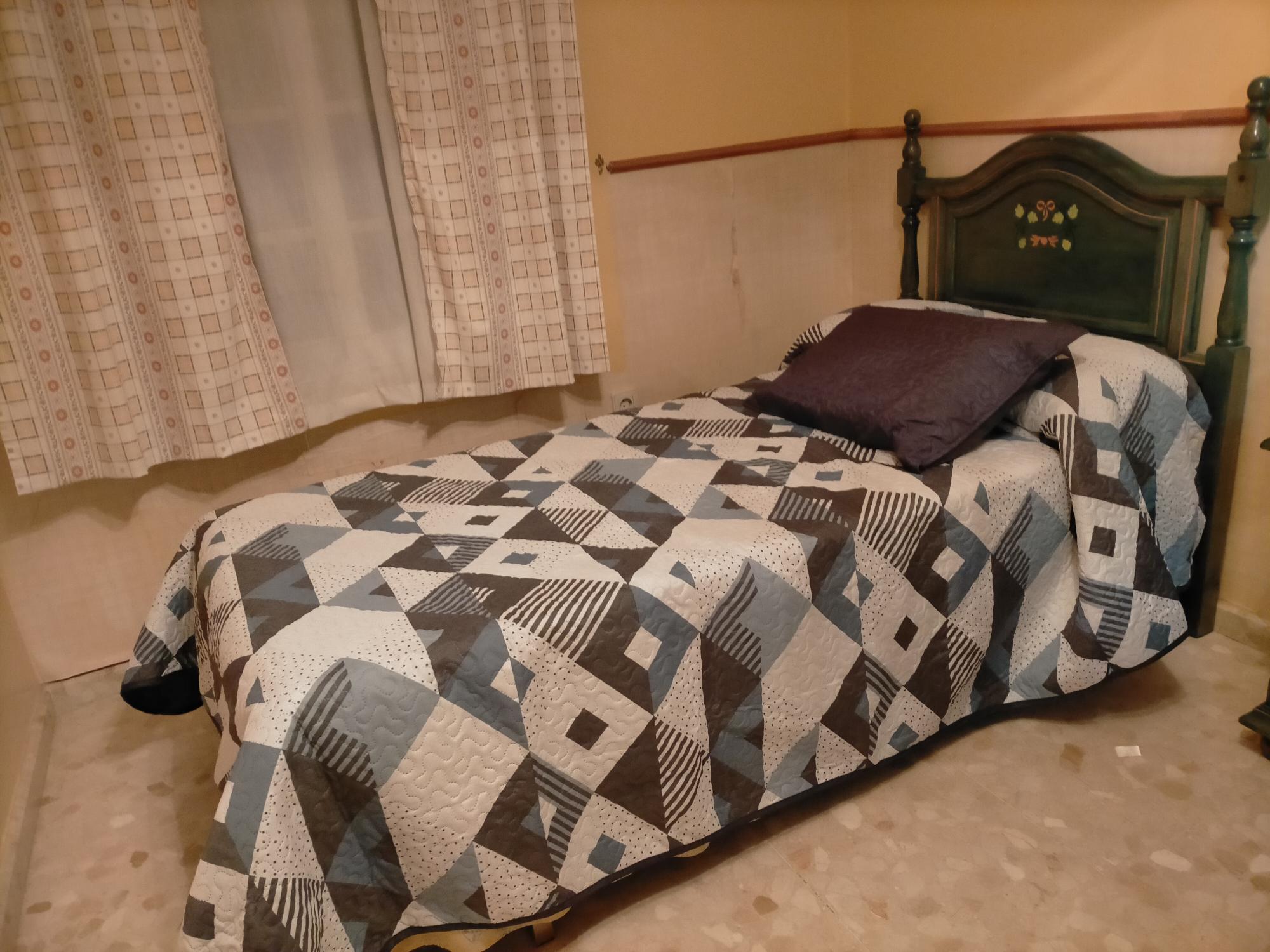 Se Vende Cabecero de madera cama 90, pequeña y colcha