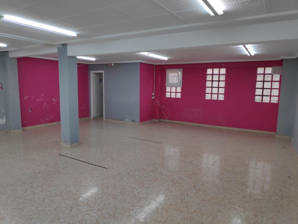 Particular alquila local, 70 m2, buena situación, totalmente