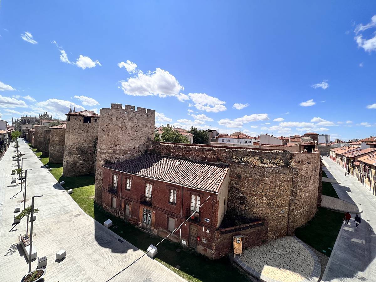 Piso la muralla, en el casco histórico