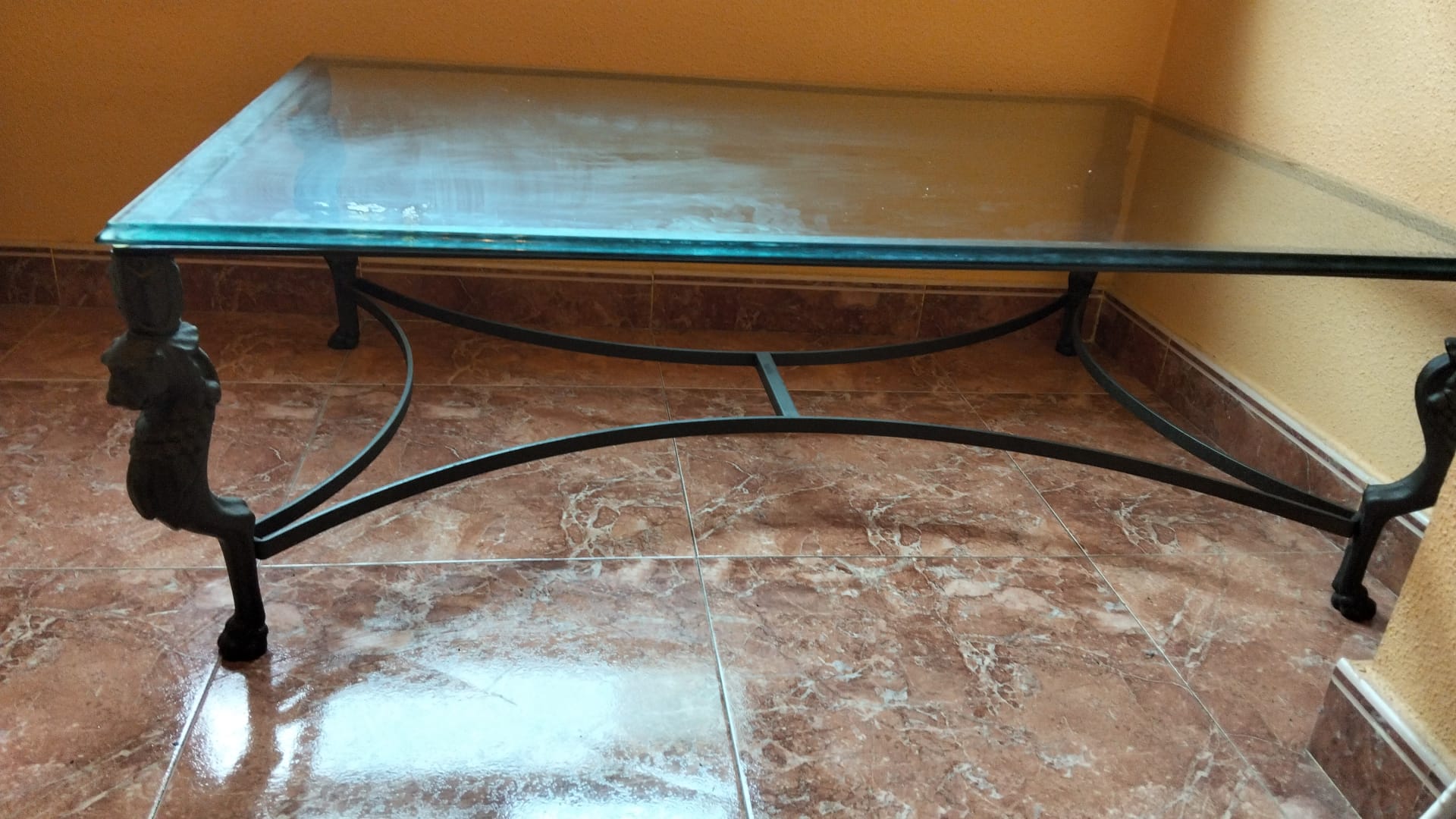 Mesa de hierro y cristal