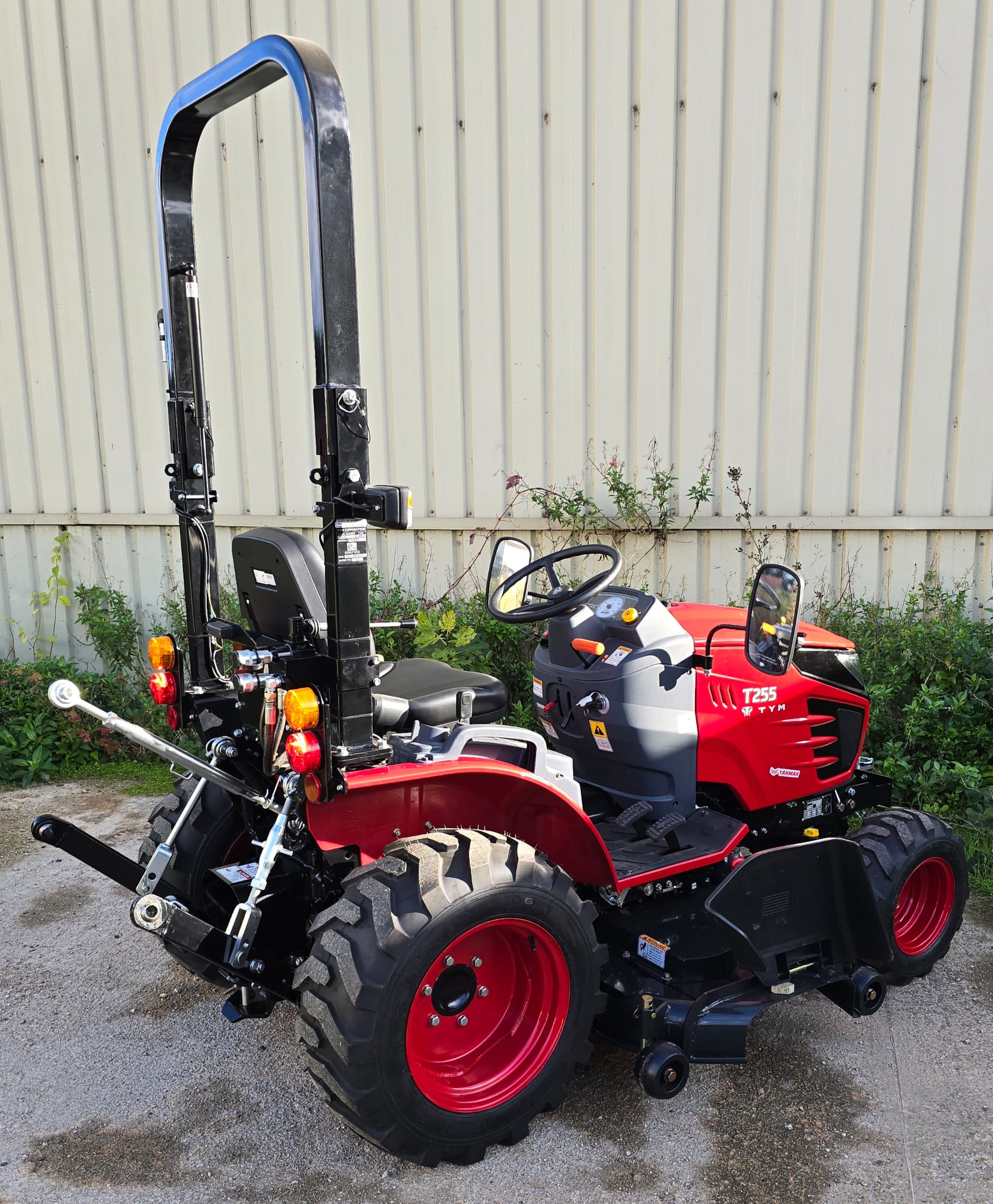 TYM T255 – Tractor Cortacésped Subcompacto