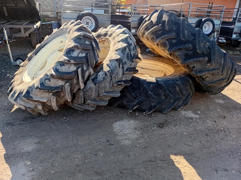 RUEDAS Y NEUMÁTICOS PARA TRACTOR NEW HOLLAND.