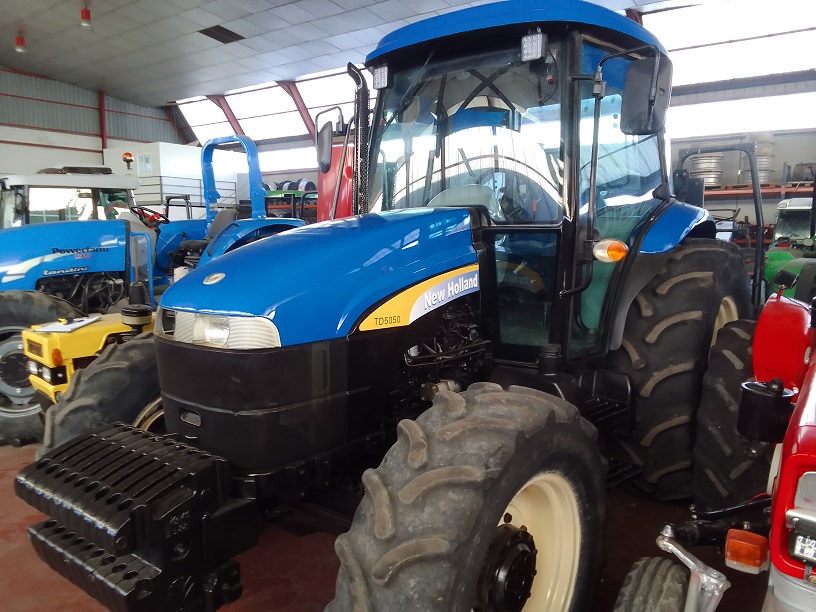 Tractor NEW HOLLAND T5050F CON CABINA.