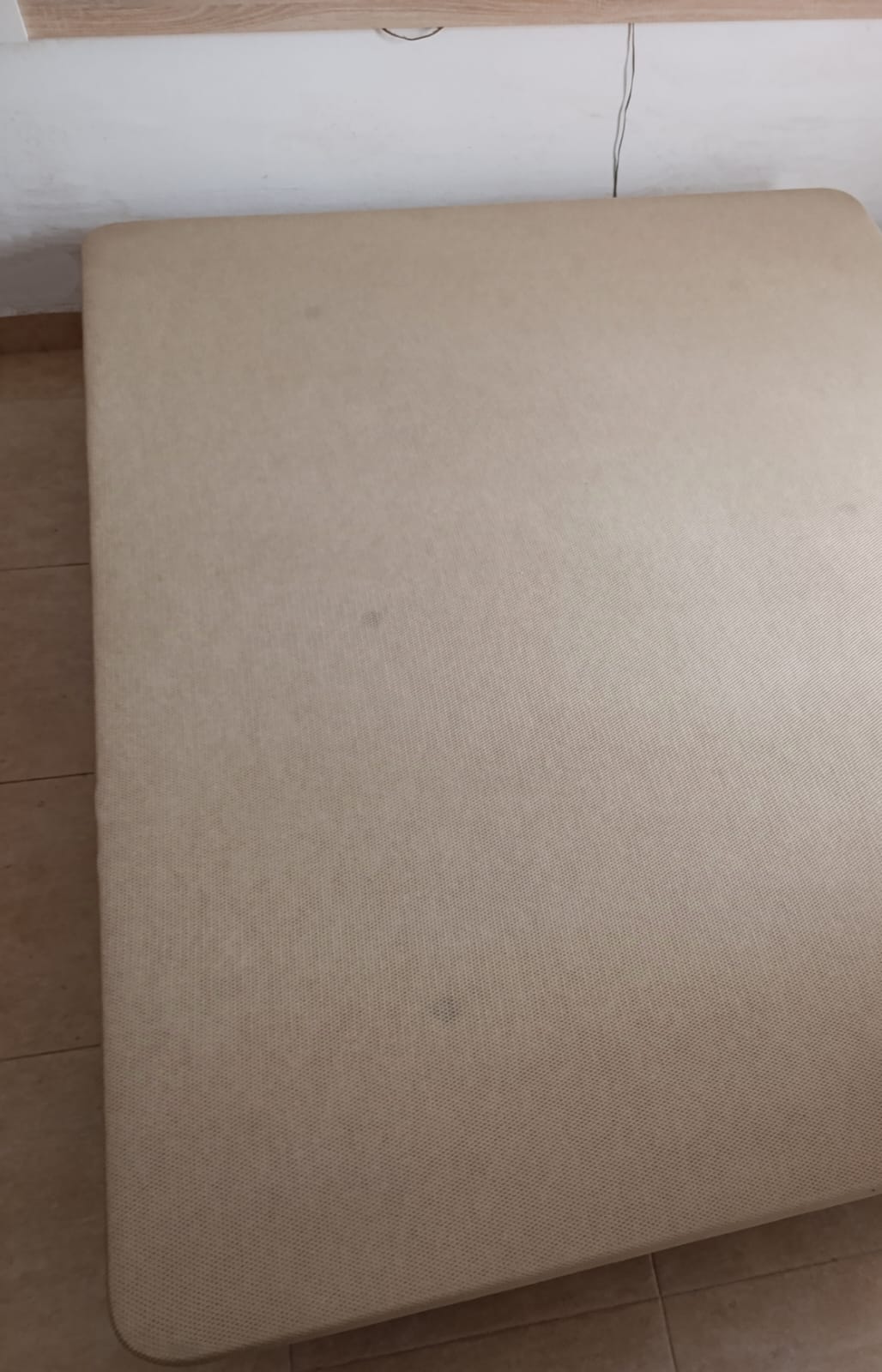 Base tapizada con colchón de 1,50
