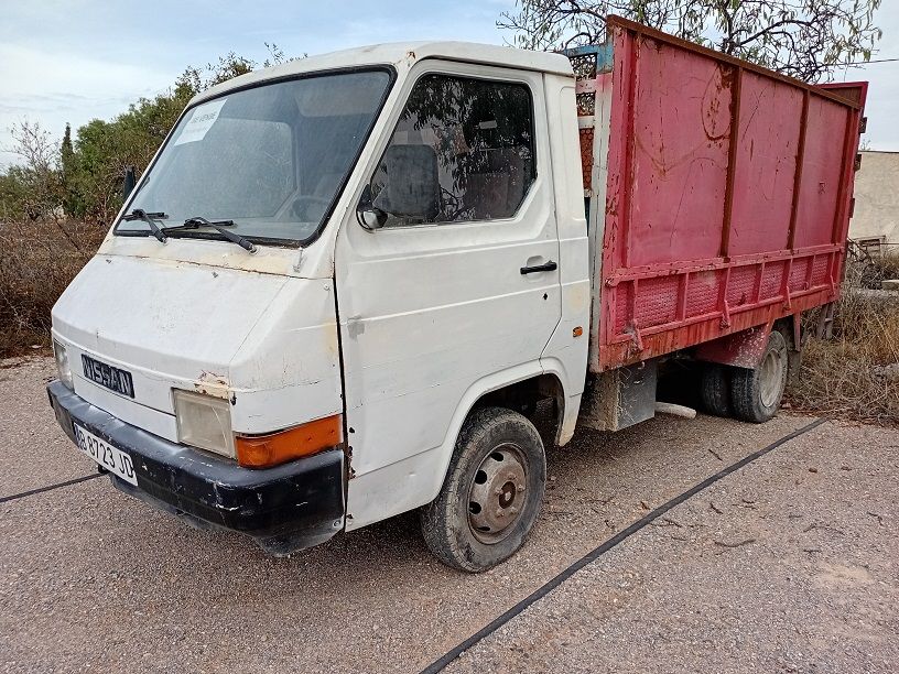 NISSAN TRADE 2.8 D BASCULANTE (AVERIADA).