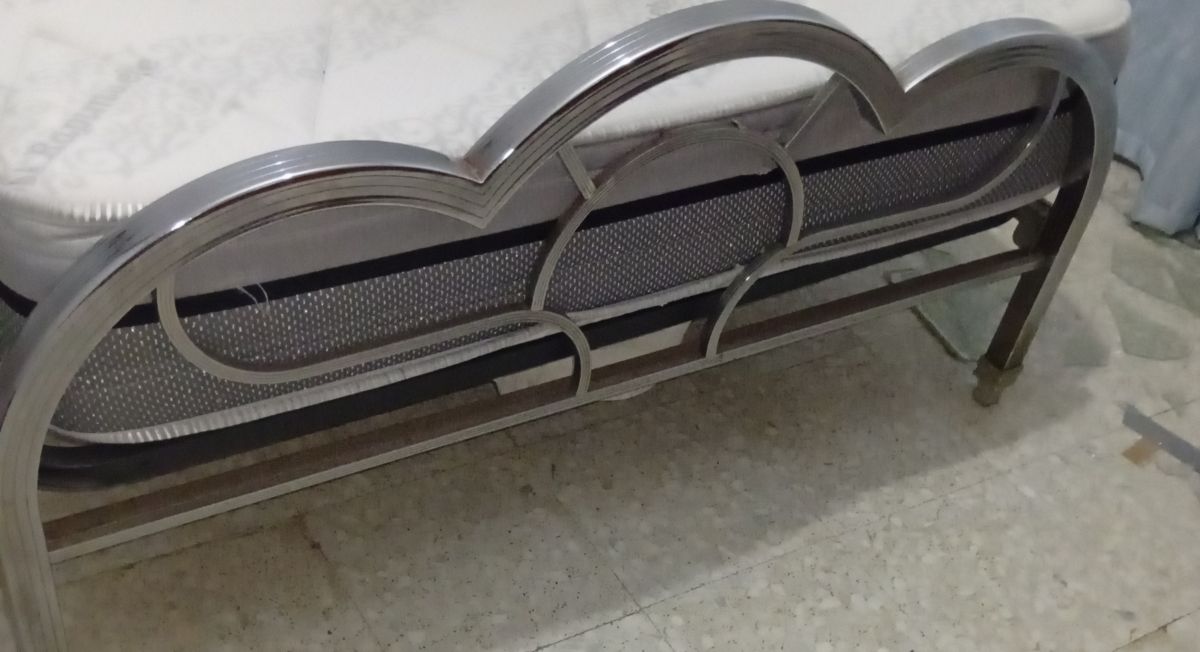 Cama antigua con cabeceros y largueros